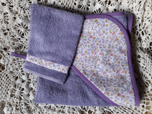 Cape de bain et son gant assorti – tons violet rose et moutarde